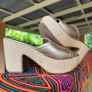Soleil metallic‎ gold woven platform heels in size 38 (aprox USA 7.5)